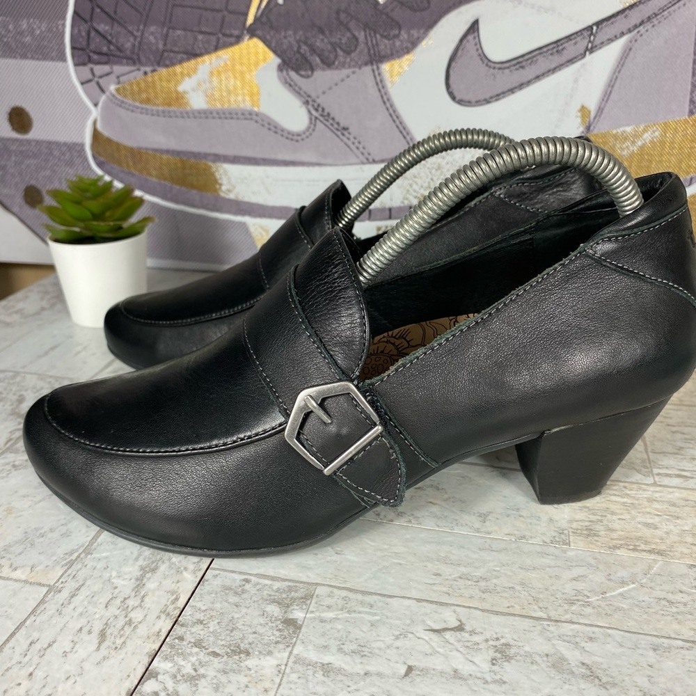 Taos Troubador Black Leather Heels Pumps Buckle Pointed Toe Womens size 9.5 (R3)